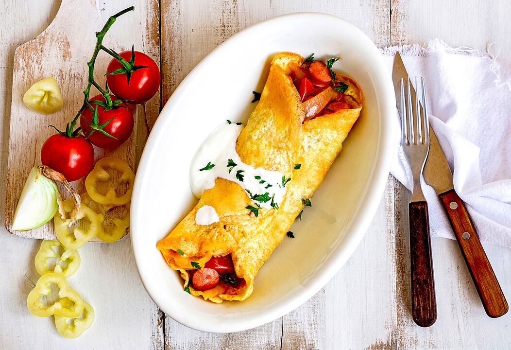 Za doručak oni koji mršave na keto dijeti imaju omlet sa sirom, povrćem i šunkom