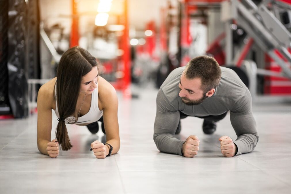 Muškarac i žena izvode vježbu Plank, dizajniranu za sve mišićne skupine